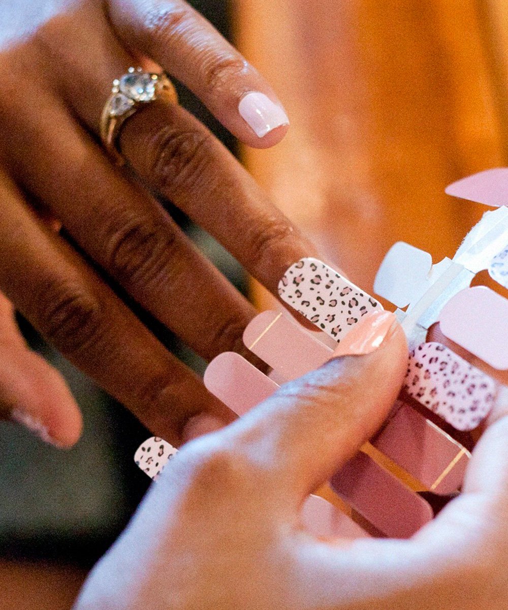 Tendências de Nail Art com Adesivos para 2024