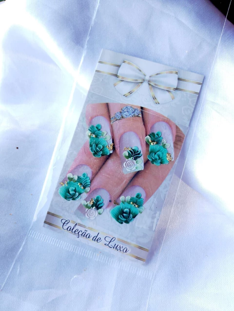 Tendências de Nail Art com Adesivos para 2024