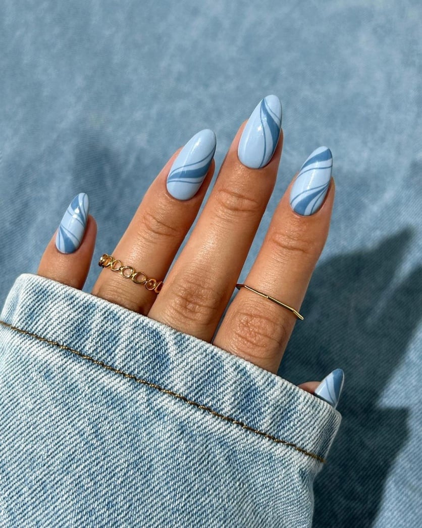 Esmalte azul claro com glitter