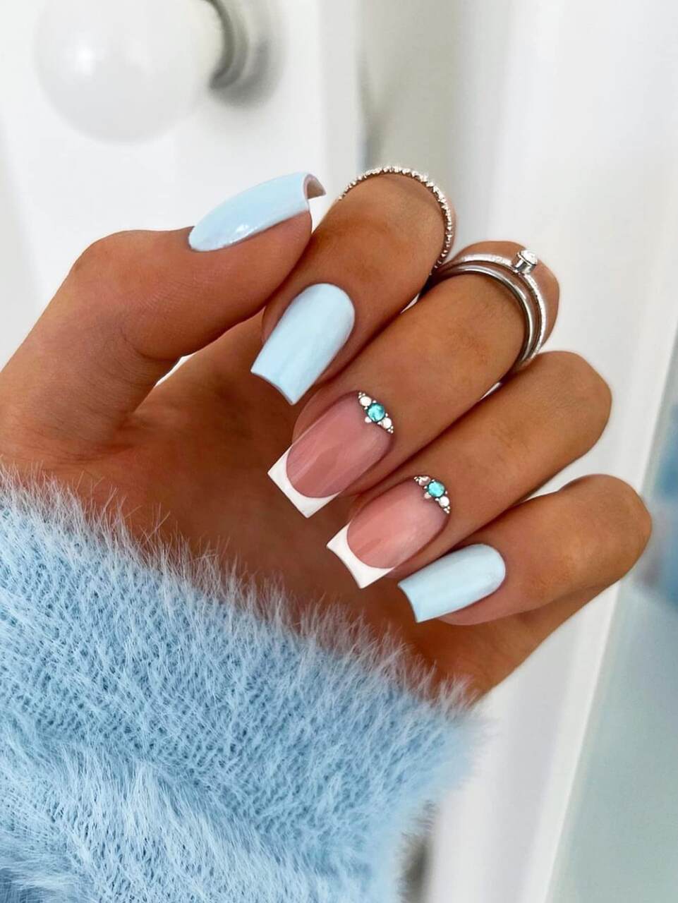 Esmalte azul claro com branco