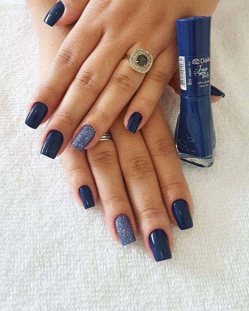 azul escuro unha