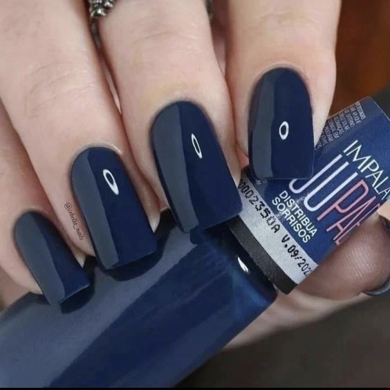 azul escuro unha
