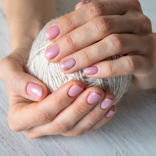 banho de gel na unha curta