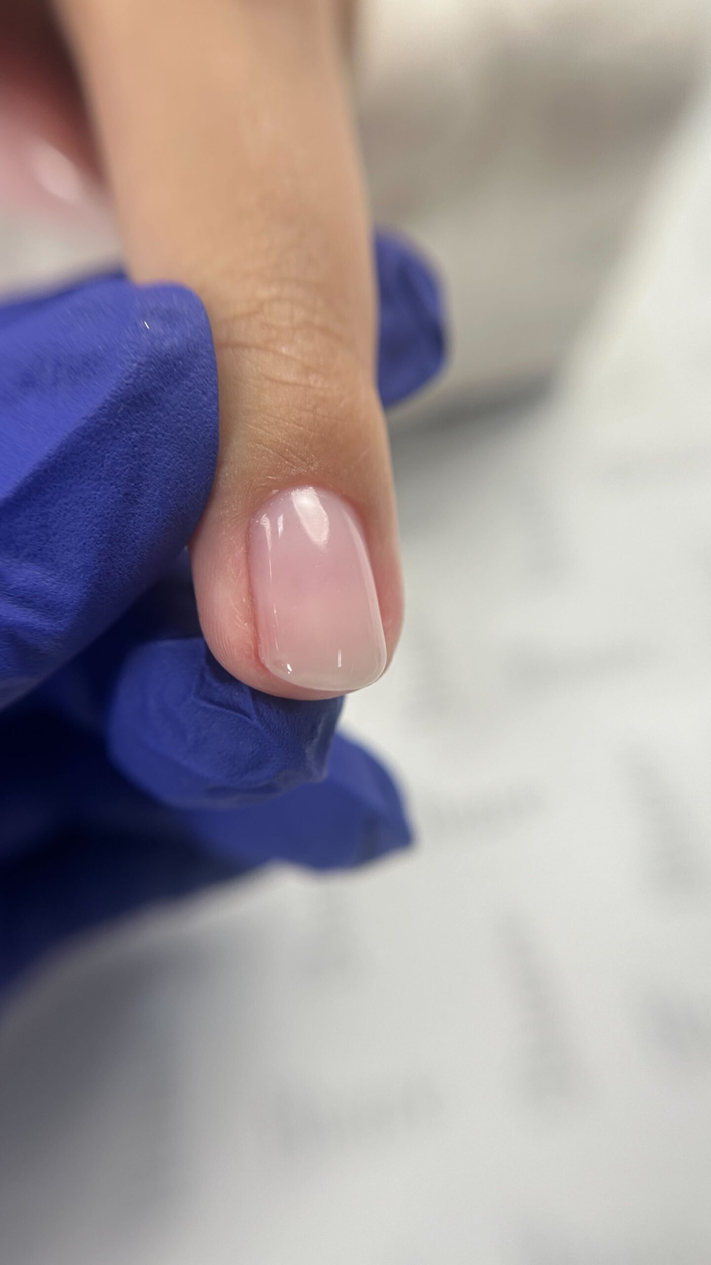 Banho de Gel vs. Esmaltação em Gel: Qual a Melhor Opção para Unhas Curtas?