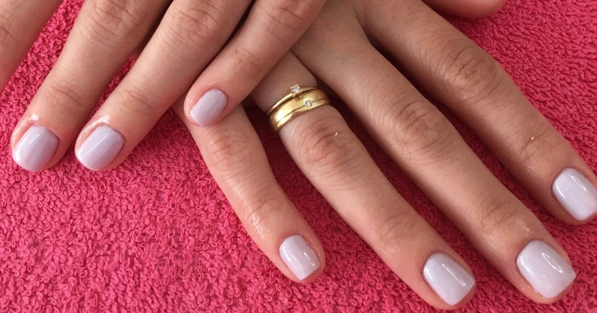 Decorações e Formatos Modernos para Unhas Curtas com Banho de Gel