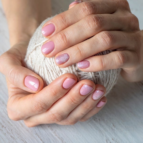 Banho de Gel vs. Blindagem: Qual a Melhor Opção para Suas Unhas?