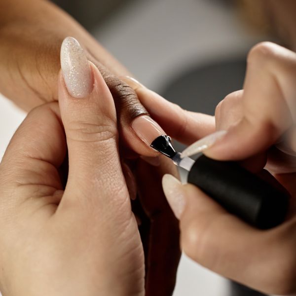 Mitos e verdades sobre bases fortalecedoras de unhas