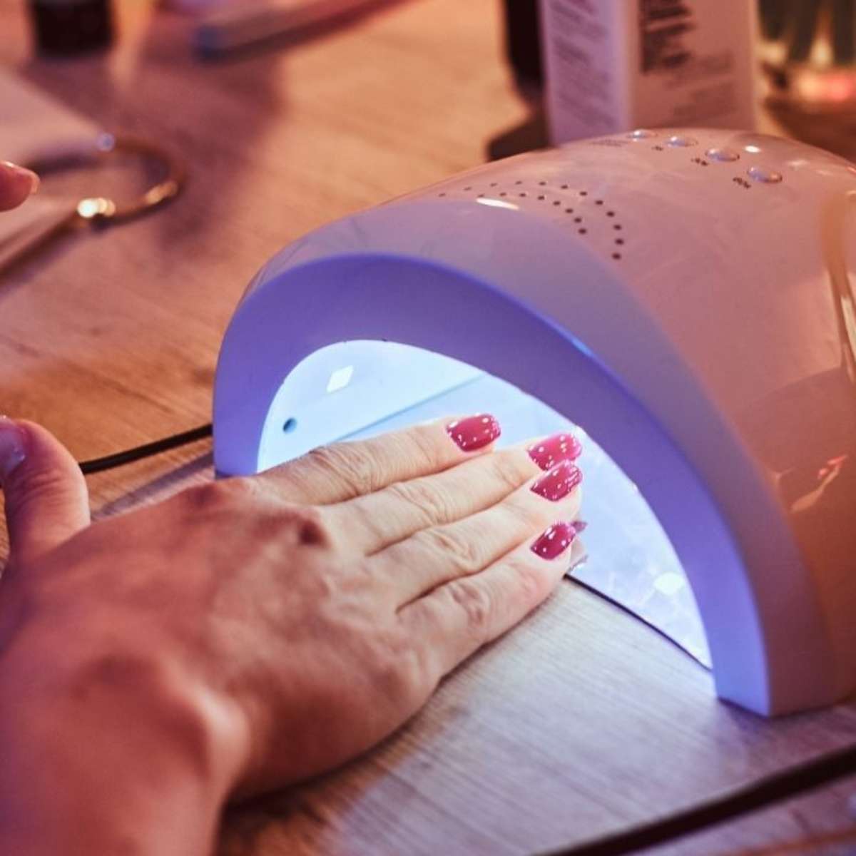 A Evolução das Cabines de Unha: De UV a LED e Seus Impactos na Durabilidade do Esmalte em Gel