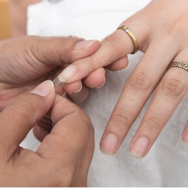 unha postiça soltando o que fazer