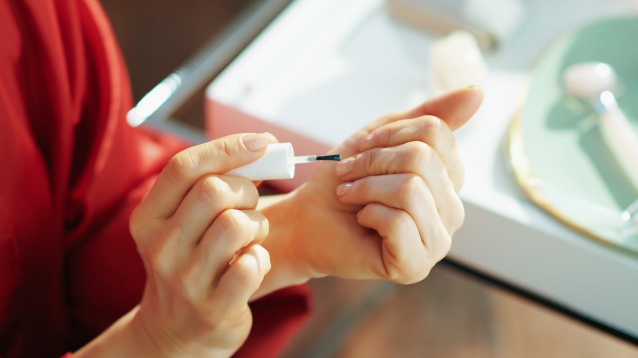 Super Bonder nas unhas: Métodos seguros de remoção