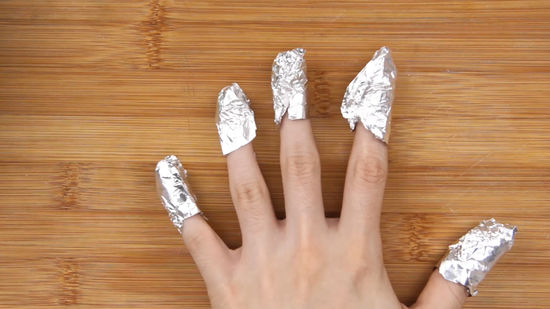 como tirar cola de unha postiça