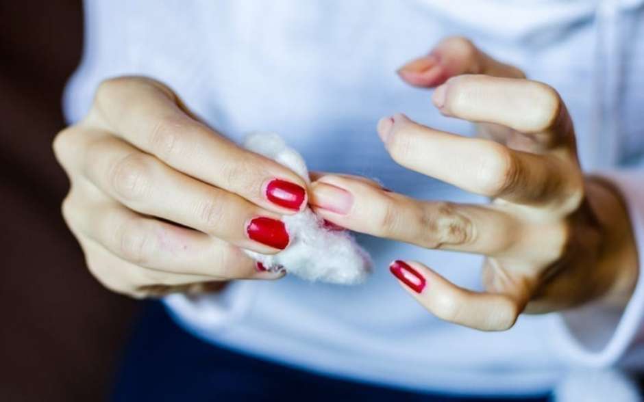como tirar esmalte sem acetona