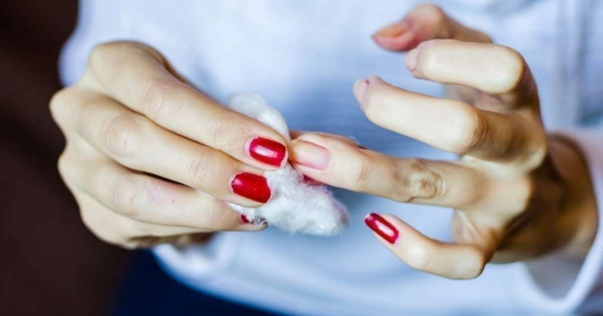 como tirar esmalte da unha sem acetona