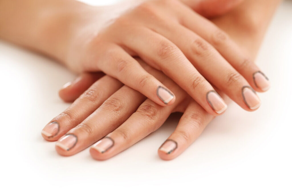 como tirar tinta de cabelo da unha