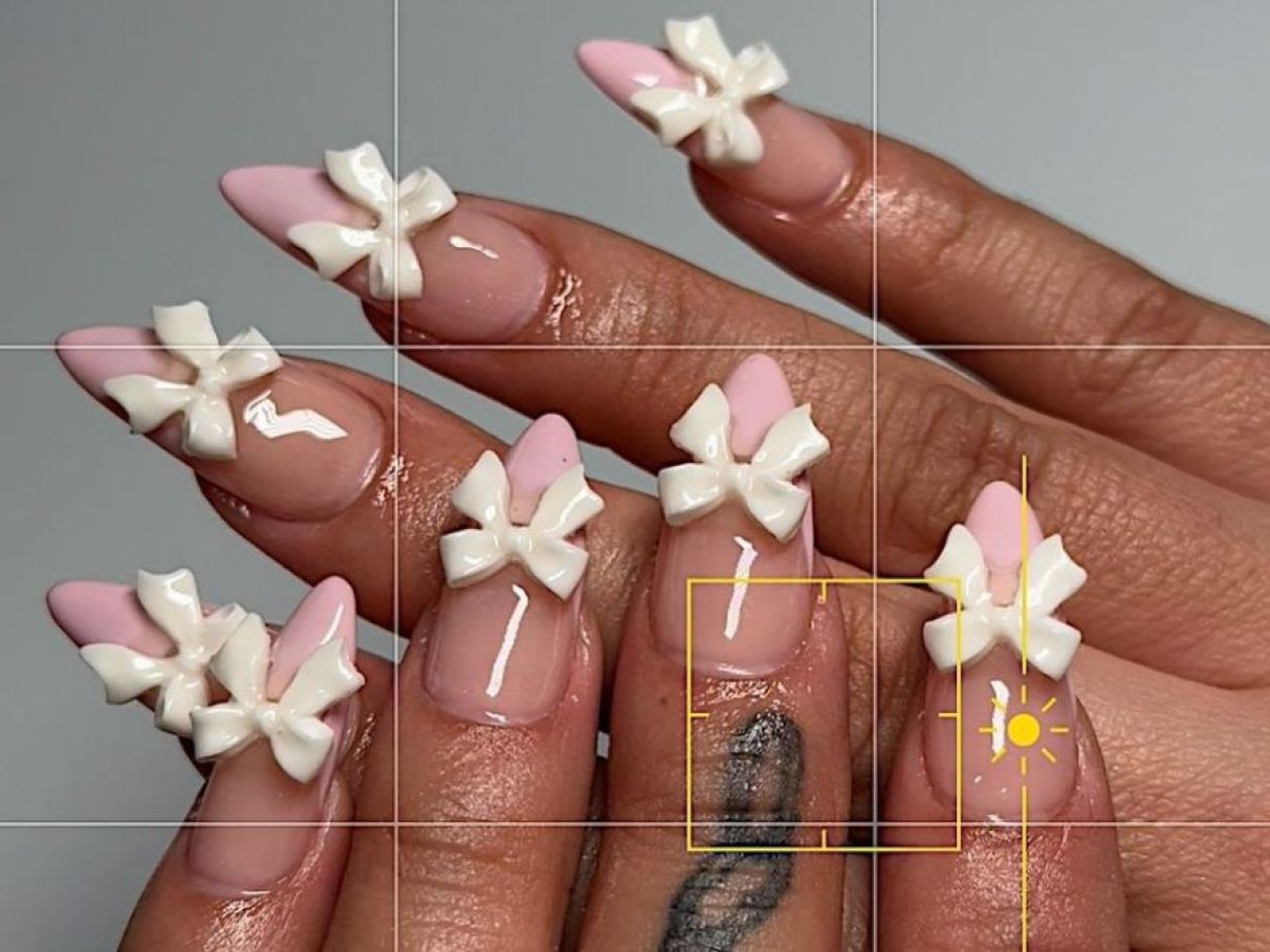 unha coquette amendoada com laço