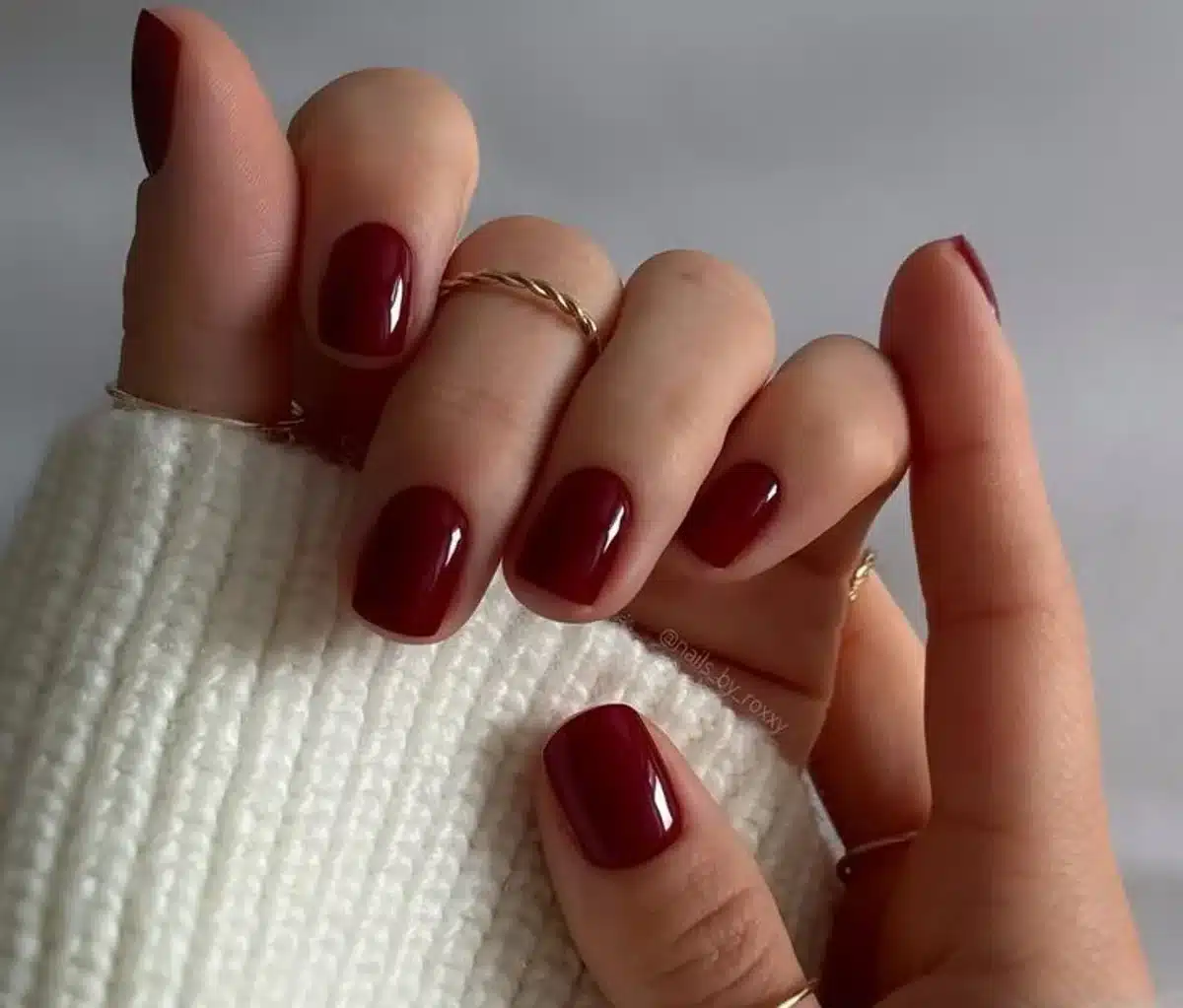 esmalte claro ou escuro para unhas curtas