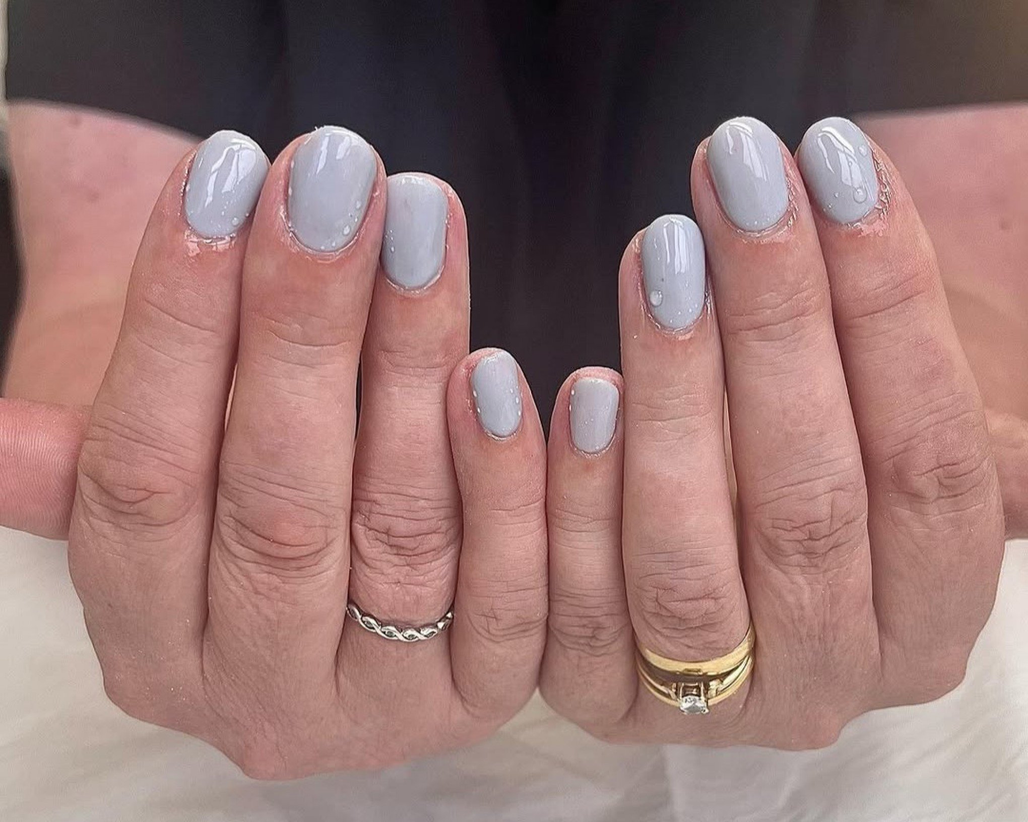 Unhas Curtas e Elegantes: Cores que Alongam e Valorizam Suas Mãos