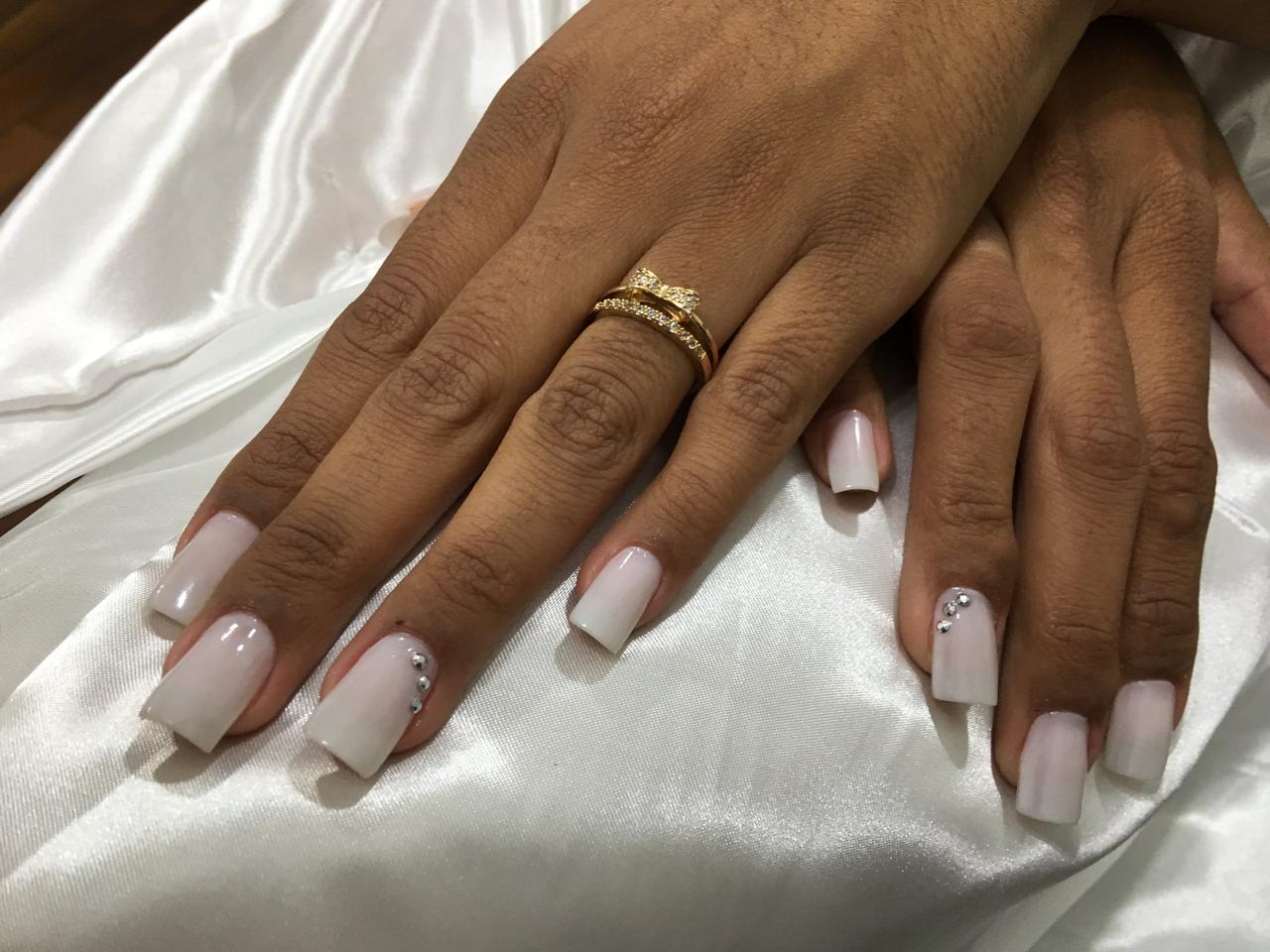 Vermelho Cereja e Marrom Profundo: A Dupla Imbatível das Unhas em 2026