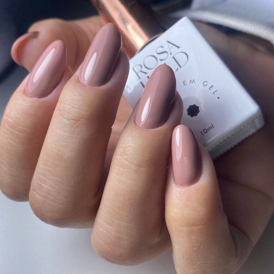 Nude com fundo amarelado