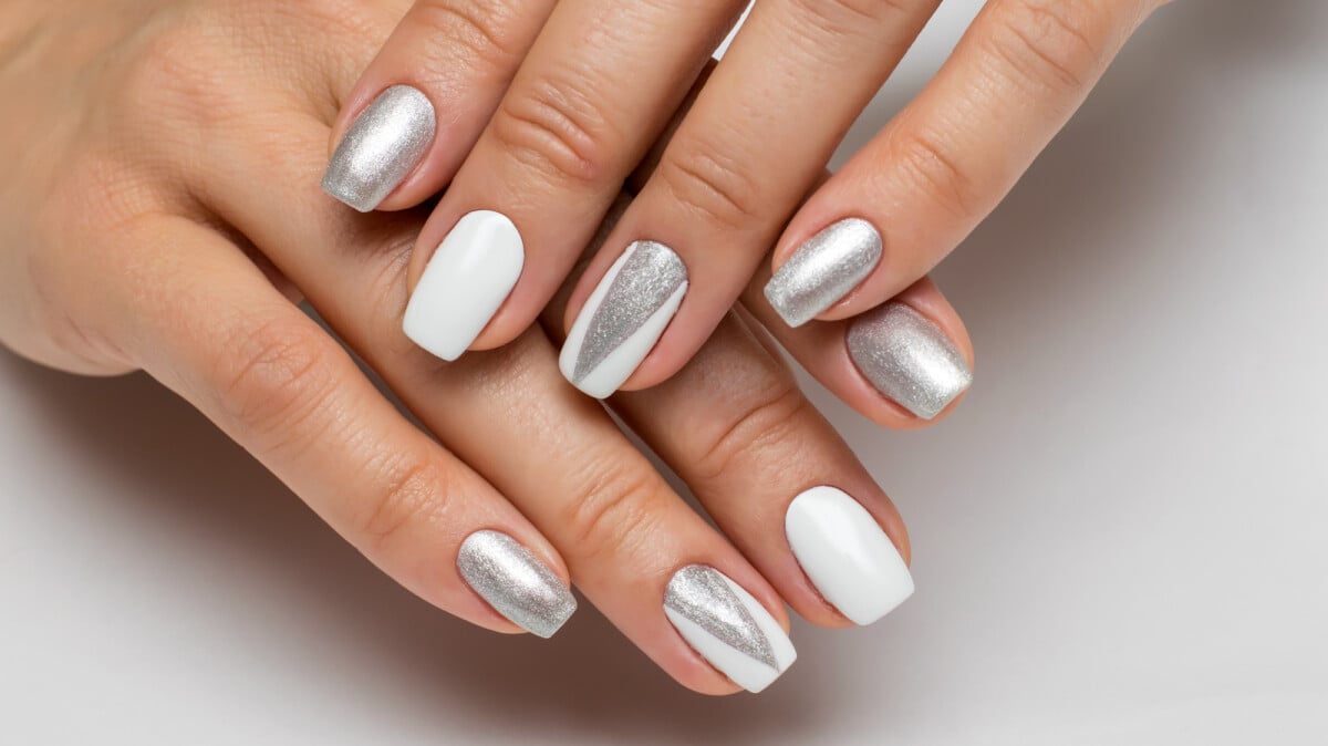 unhas francesinha dourada para ano novo