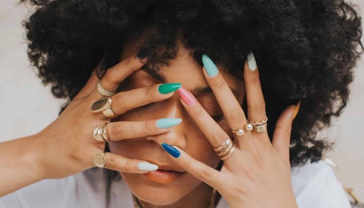 cor de unha para pele morena