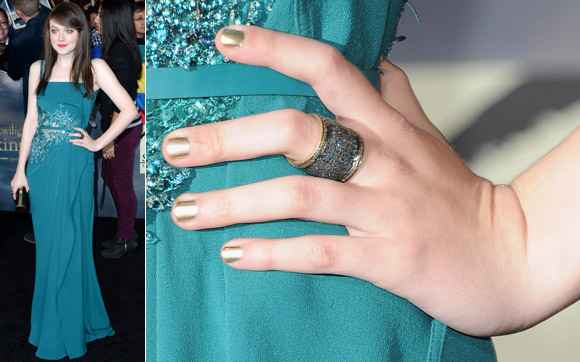 esmalte branco com vestido verde