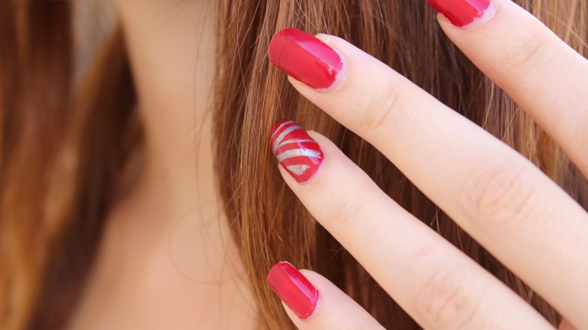 combinação esmalte e vestido verde