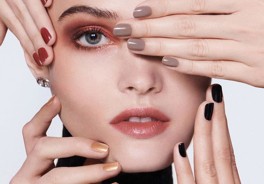 cores de esmalte para festa com vestido verde