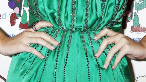 esmalte nude com vestido verde