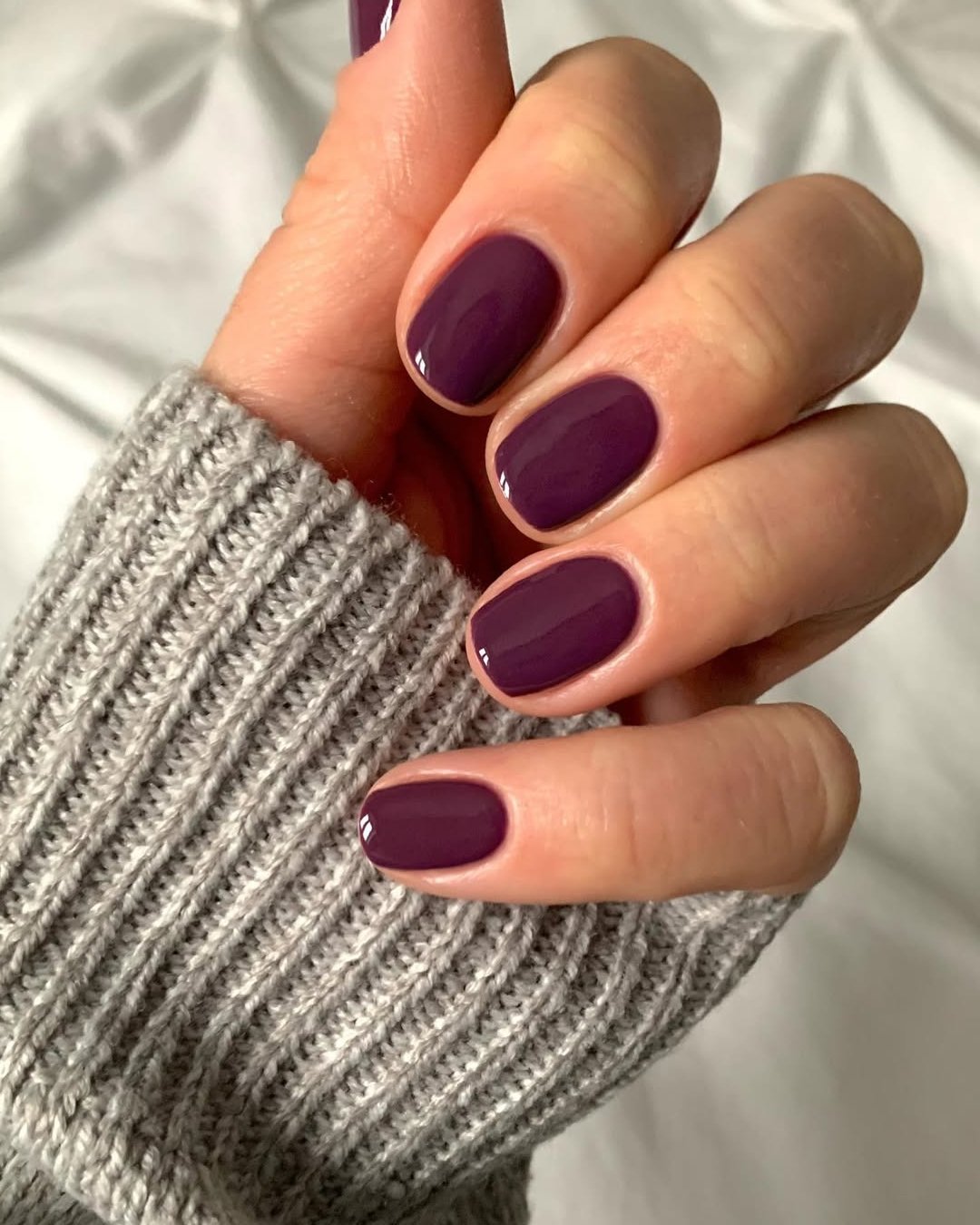 esmalte roxo escuro