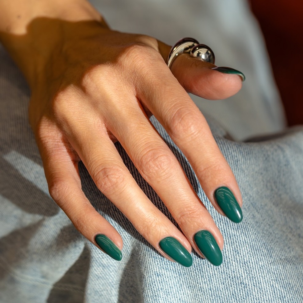 cores de unha para ano novo: branco vs dourado