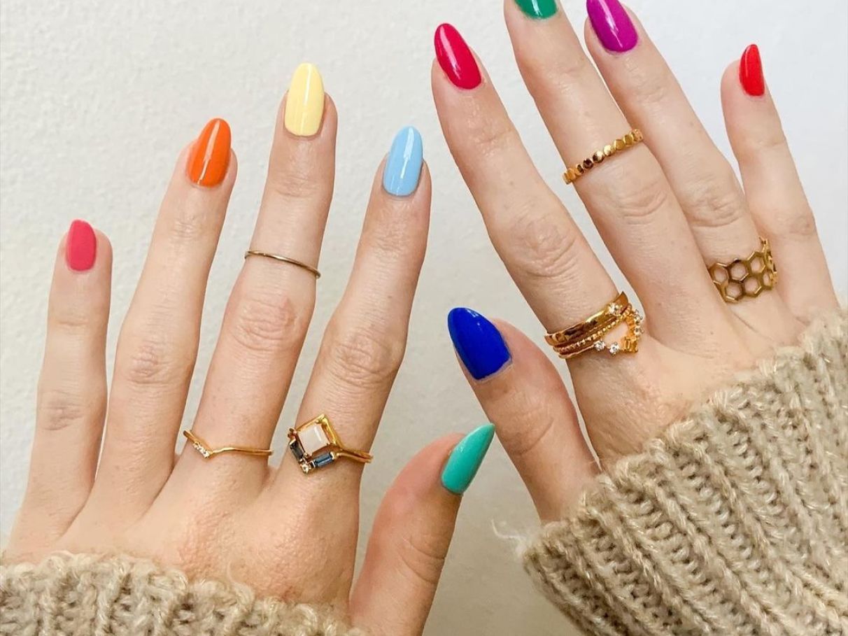 cor cloud dancer pantone 2026 nas unhas