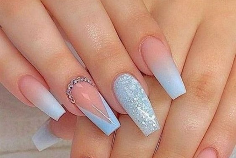 unhas em gel nude