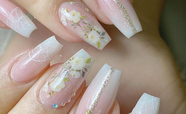 unhas brancas com glitter prata