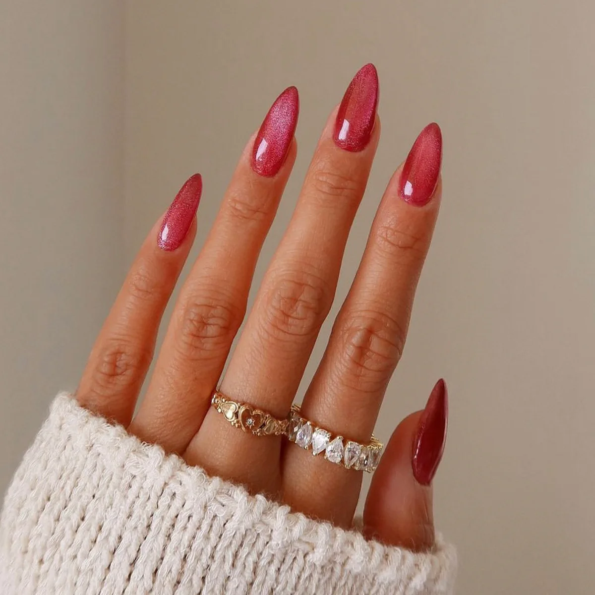 unhas brancas com pedrarias