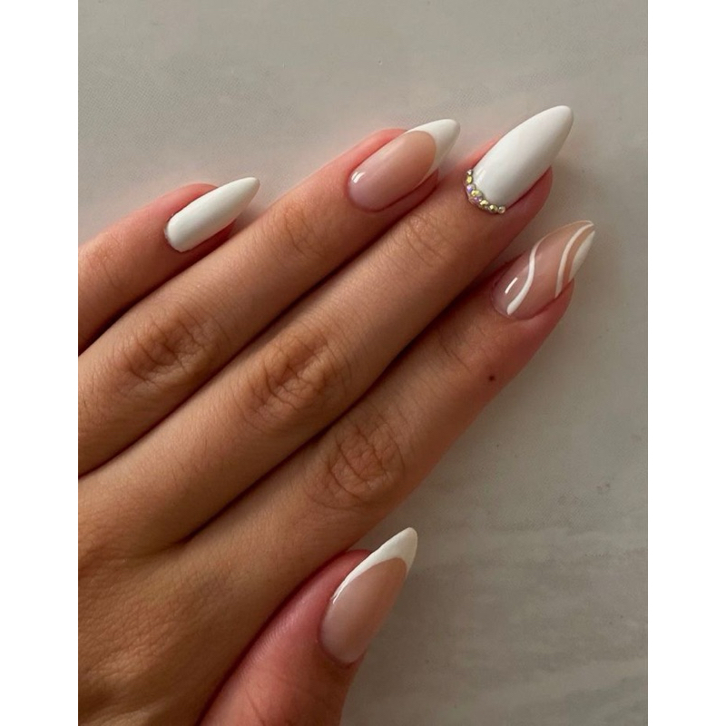 unhas brancas curtas