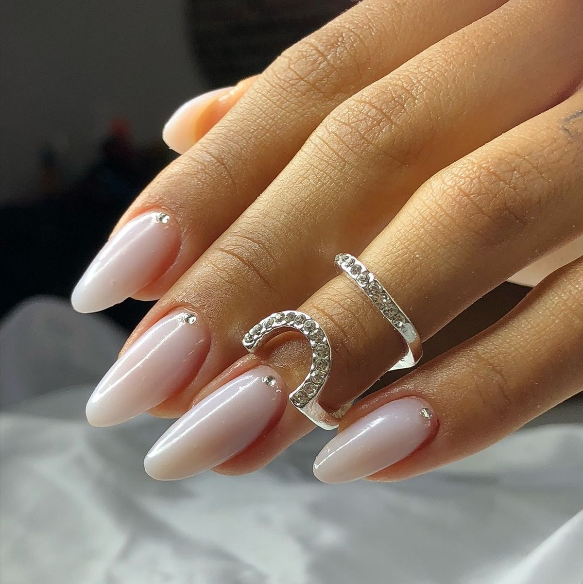 unhas claras francesinha moderna