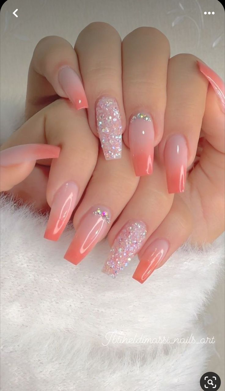 unhas claras com joias