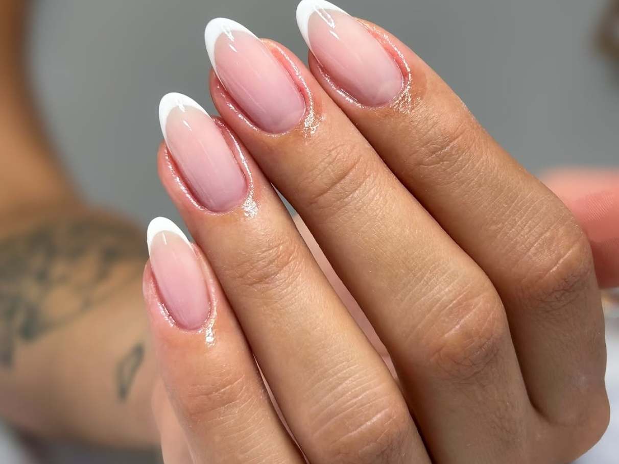 unhas claras degradê ombré