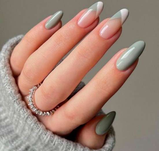 unhas claras com brilho e pedraria
