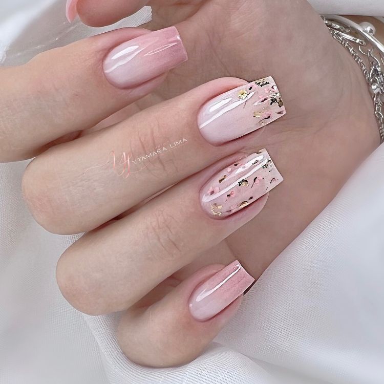 unhas claras baby boomer