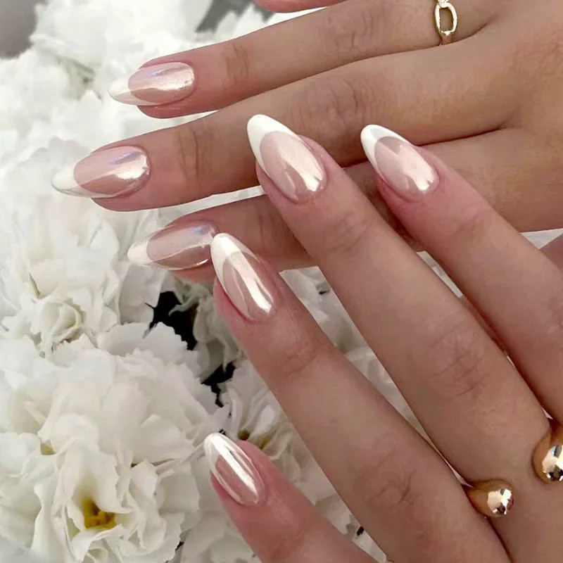 unhas claras delicadas