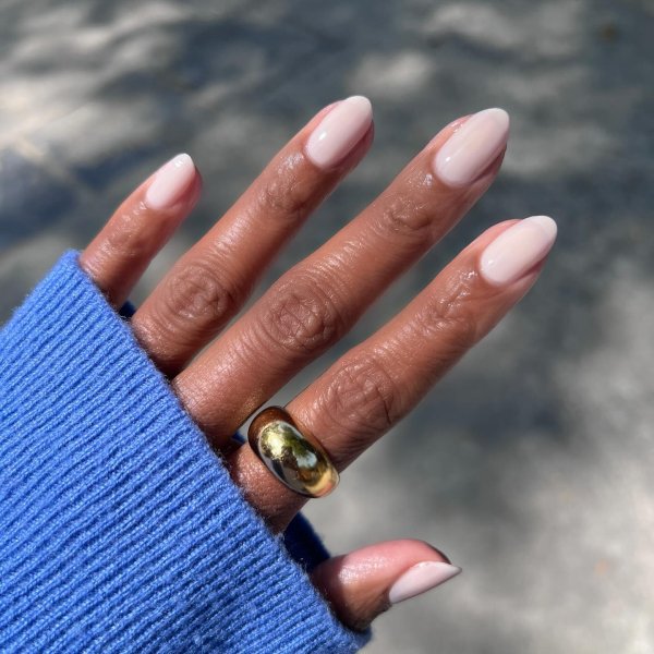 unhas claras elegantes