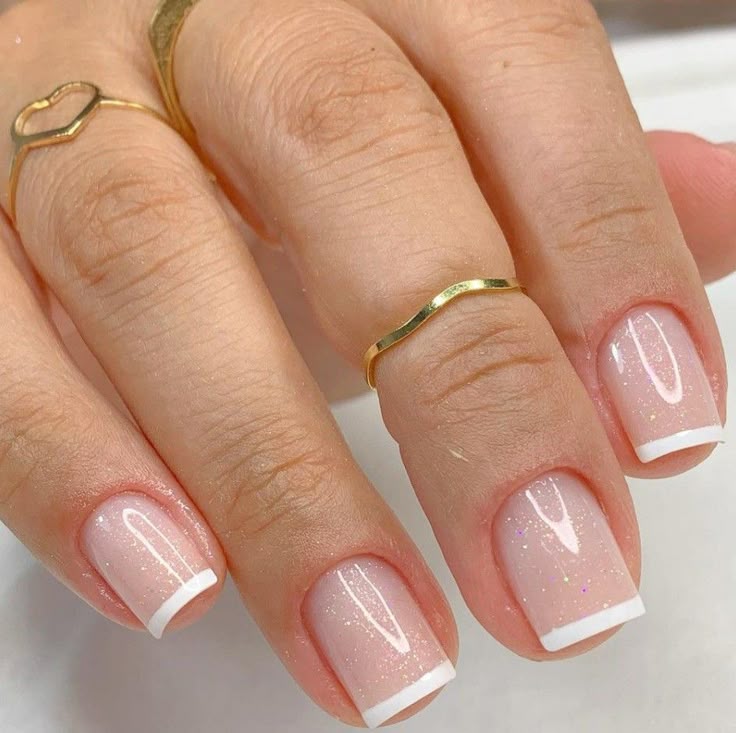 unhas claras com traços finos