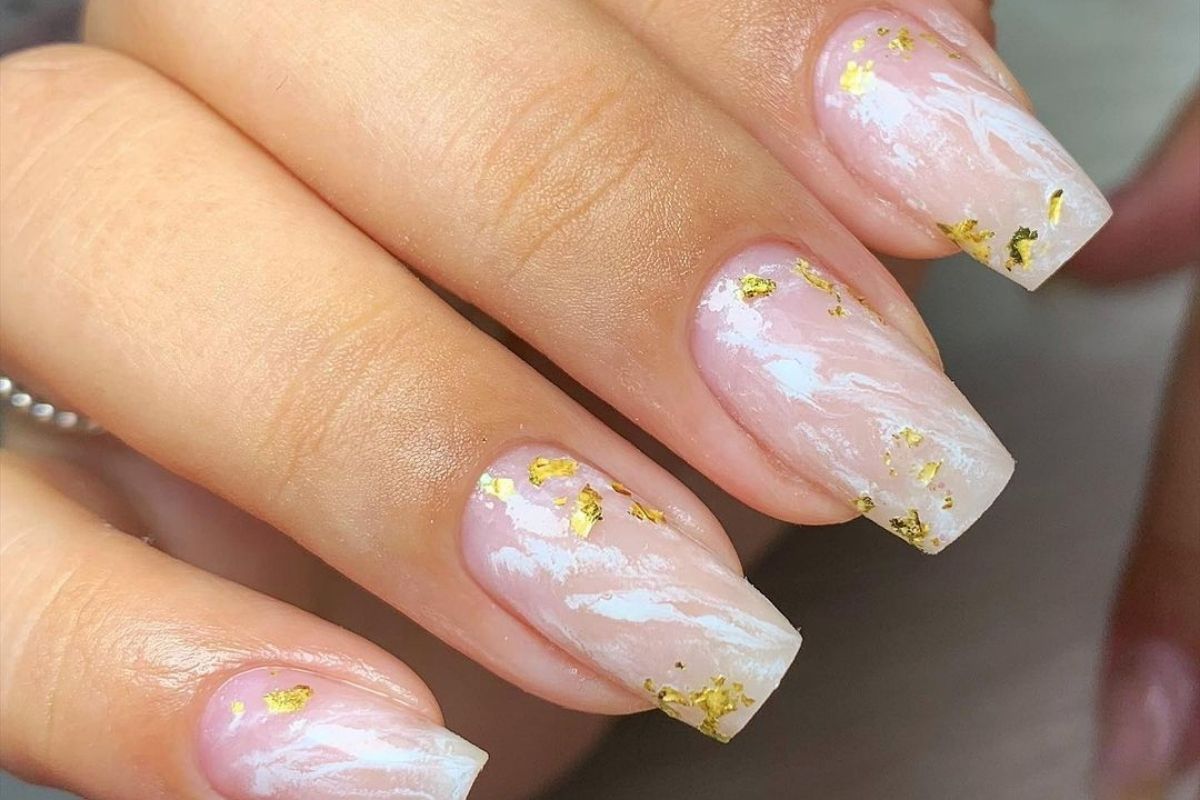 como aplicar folha de ouro em unhas curtas passo a passo