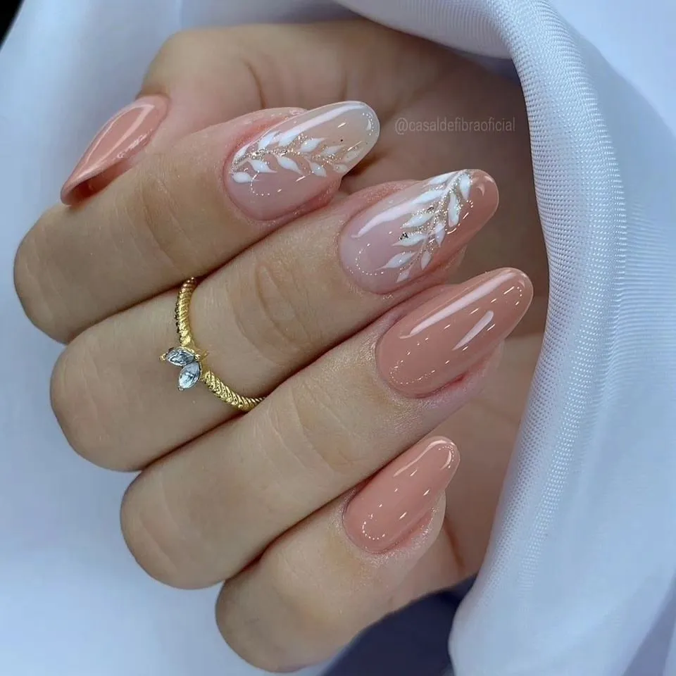 Unhas encapsuladas: Flores e elementos naturais para um look romântico