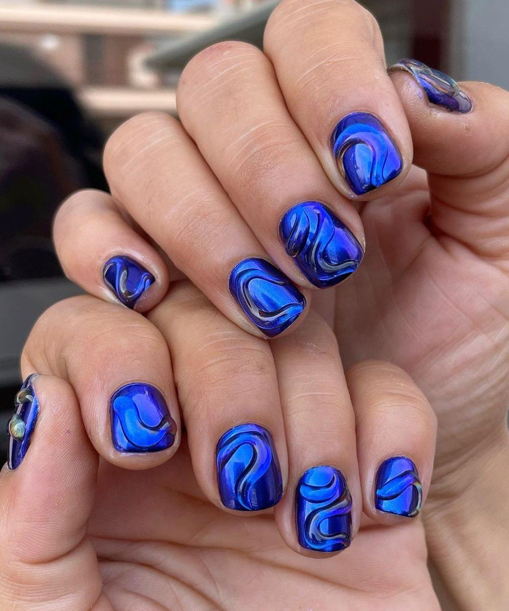 5 Ideias de Unhas em Gel Azul para Arrasar em 2025/2026
Como Usar o Azul Marinho nas Unhas: Tendências e Combinações
Baby Blue Nails: O Toque Delicado que Faltava no seu Visual
Francesinhas Azuis: Reinvente o Clássico com Estilo
Unhas com Glitter Encapsulado em Azul: Brilho e Profundidade