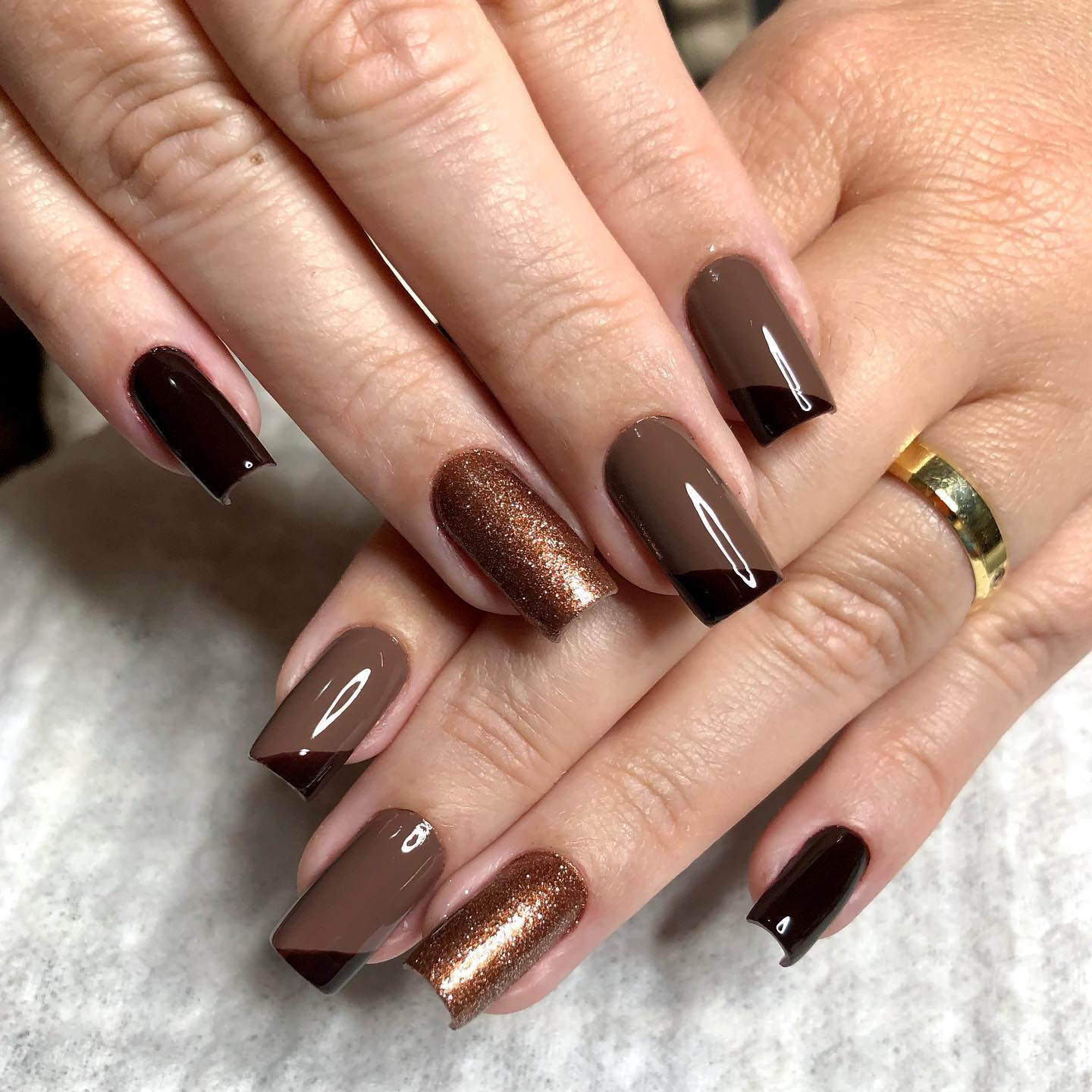 Do Minimalista ao Animal Print: Descubra os Estilos de Unhas Marrom em Alta