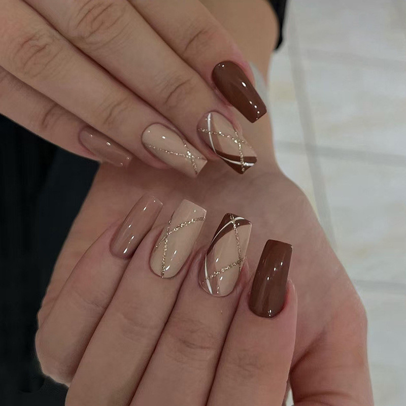 Como Combinar Unhas Marrom com Dourado e Outros Tons para um Look Sofisticado