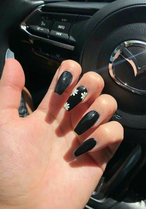 erros comuns ao pintar unhas de preto